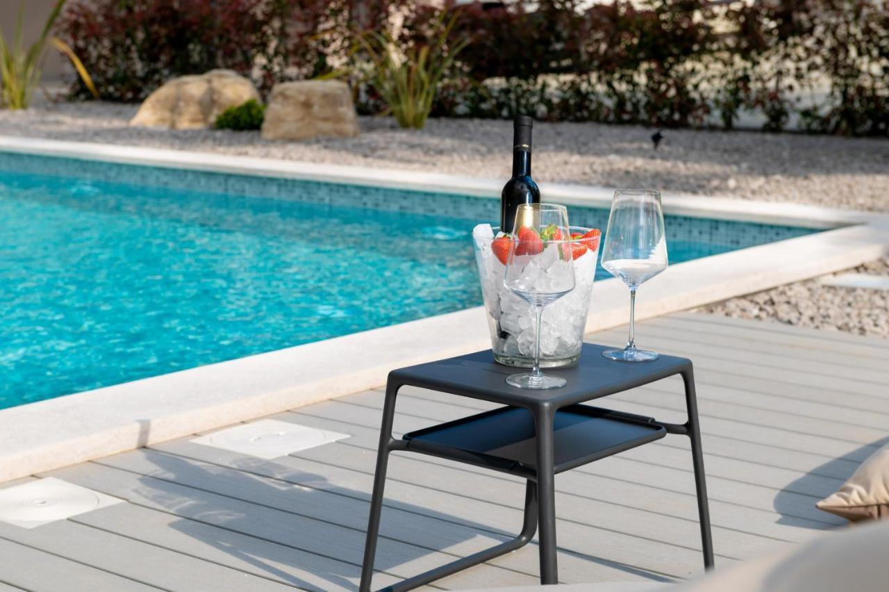 Luxury Villa Santa Cruz With Xl Pool And Jacuzzi Potpićan Dış mekan fotoğraf