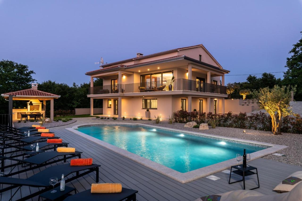 Luxury Villa Santa Cruz With Xl Pool And Jacuzzi Potpićan Dış mekan fotoğraf