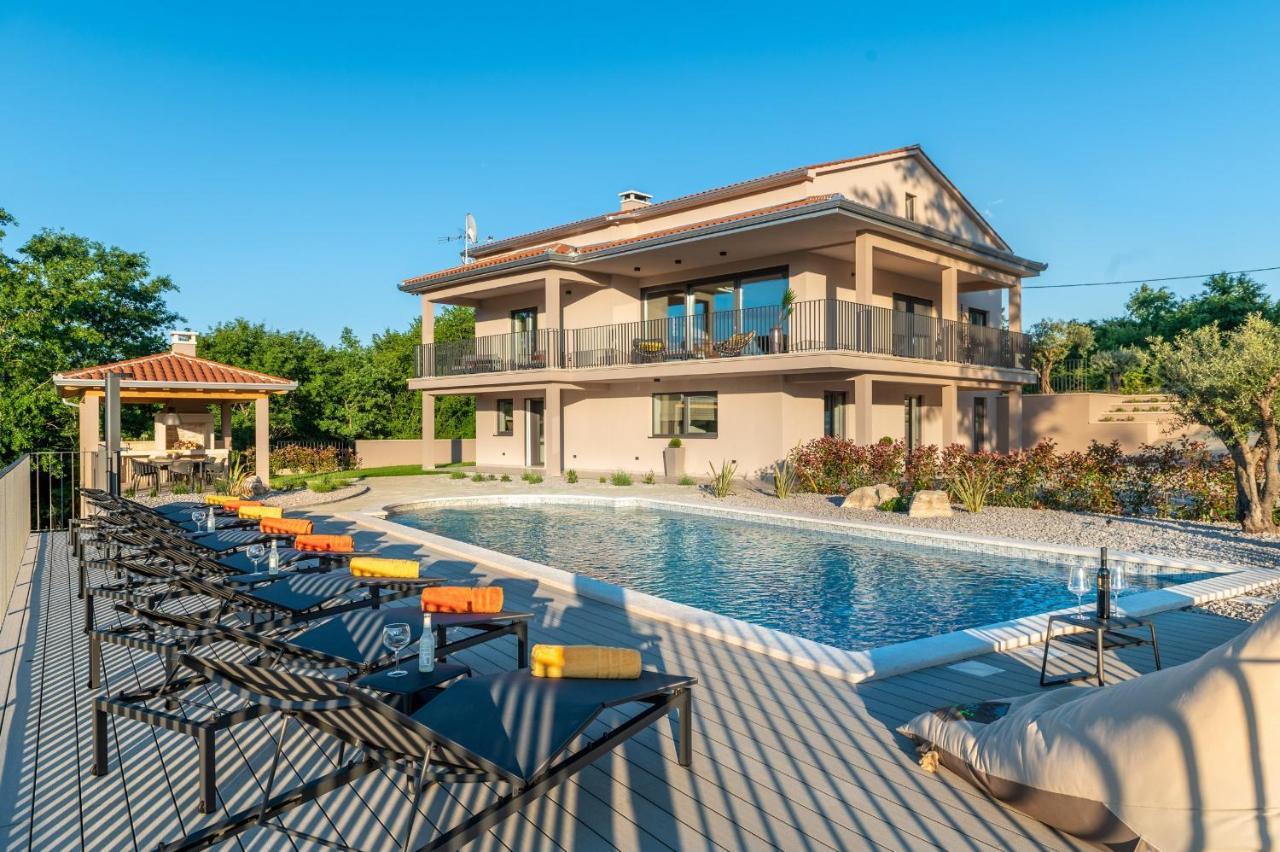 Luxury Villa Santa Cruz With Xl Pool And Jacuzzi Potpićan Dış mekan fotoğraf