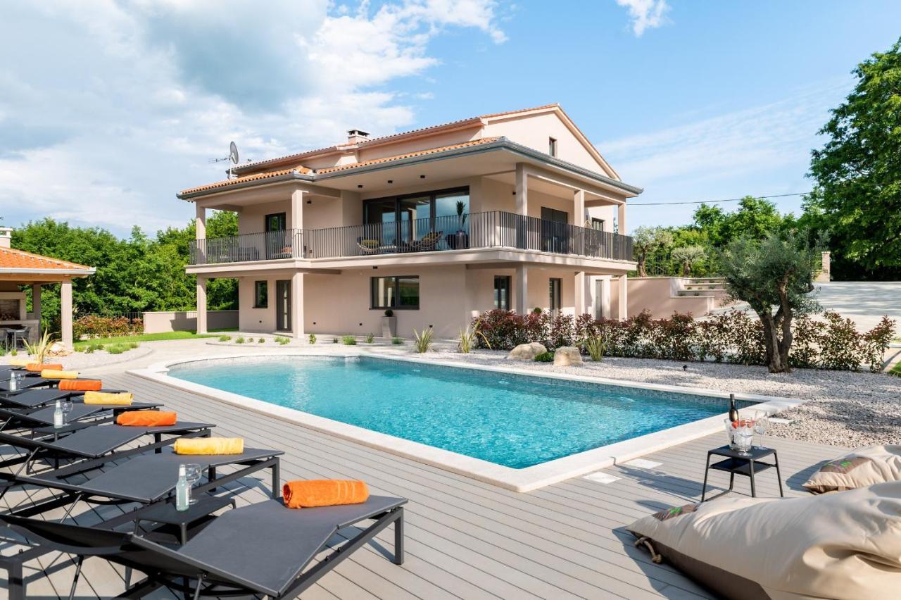 Luxury Villa Santa Cruz With Xl Pool And Jacuzzi Potpićan Dış mekan fotoğraf
